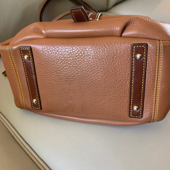 Dooney & Bourke Pebble Grain Bucket Crossbody Bag and Clutch - Picture 5 of 10